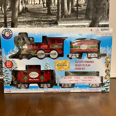 1260 Lionel North Pole Central Ready-to-Play Freight Set, Battery-powered Model Train Set with Remote