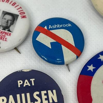 LOT 54: 1968-1972 Presidential Campaign Pins, Buttons - Nixon, Rockefeller, Chisolm, More