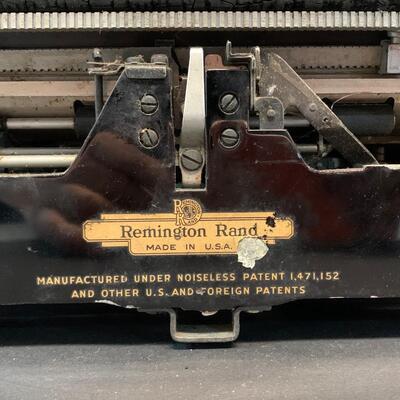 LOT  R148: Vintage Remington Noiseless Typewriter Model 7