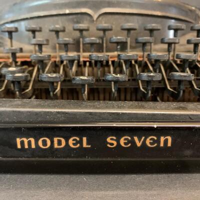 LOT  R148: Vintage Remington Noiseless Typewriter Model 7