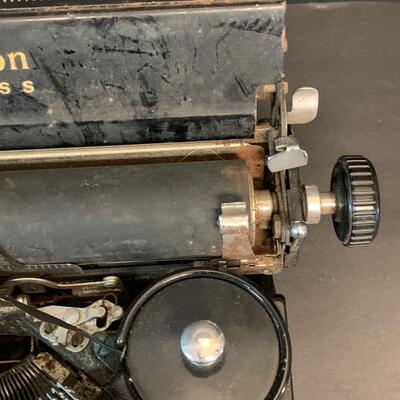 LOT  R148: Vintage Remington Noiseless Typewriter Model 7