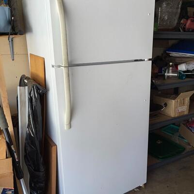 LOT 161   NO FRILLS FRIDGE FOR THE GARAGE KENMORE 2008 WORKS GREAT!