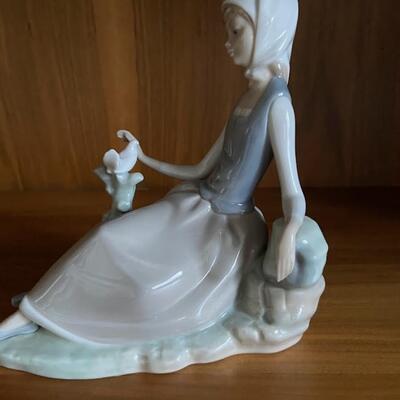 Lladro "Shepherdess with Dove" Fine Porcelain Retired Collectible Figurine #04660
