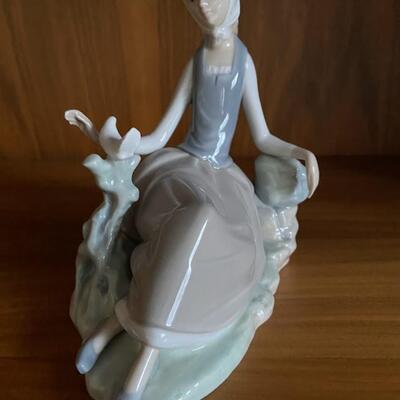 Lladro "Shepherdess with Dove" Fine Porcelain Retired Collectible Figurine #04660