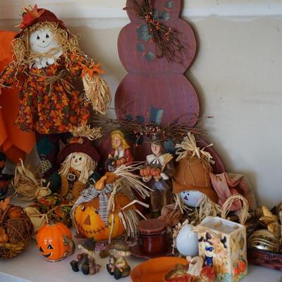 LOT OF FALL DECORATIONS AND THANKSGIVING HOLIDAY ITEMS