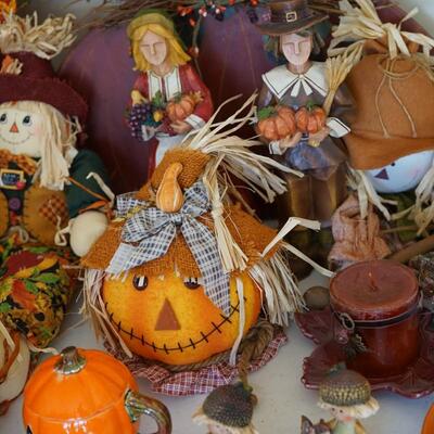 LOT OF FALL DECORATIONS AND THANKSGIVING HOLIDAY ITEMS