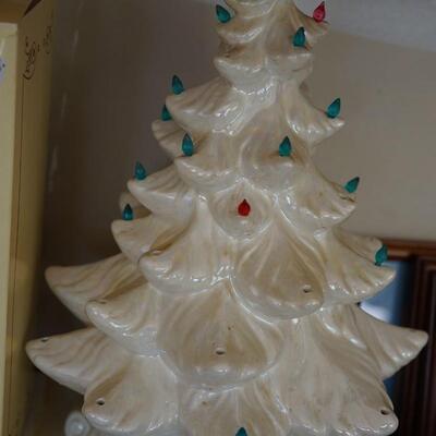 GROUPING OF CHRISTMAS HOLIDAY DECOR TO INCLUDE WHITE CERAMIC TREE