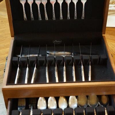 ROGERS BROS SILVERPLATE. A SET OF EIGHT PLUS EXTRAS IN CHEST