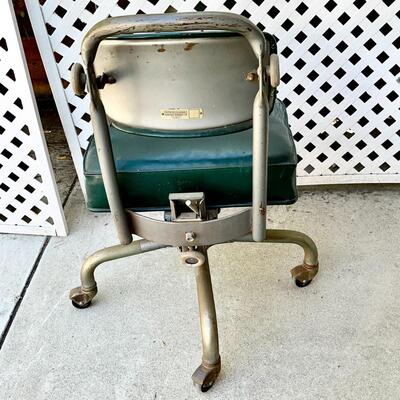 LOT 165  VINTAGE INDUSTRIAL STEELCASE OFFICE DESK TASK CHAIR