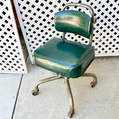 LOT 165  VINTAGE INDUSTRIAL STEELCASE OFFICE DESK TASK CHAIR