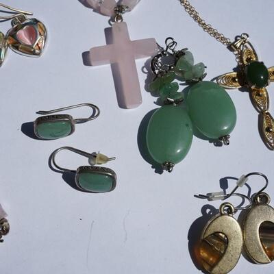 GROUPING OF SEMI PRECIOUS STONE JEWELRY TO INCLUDE QUARTZ, JADE