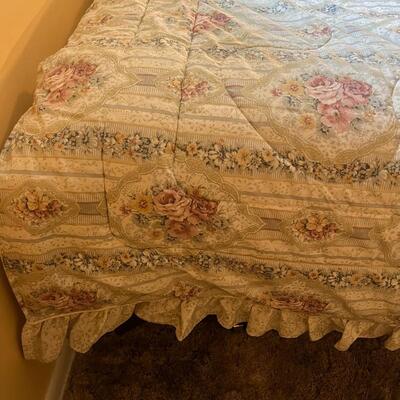 #510 Vintage Rose Bedspread (Full or Queen) | EstateSales.org