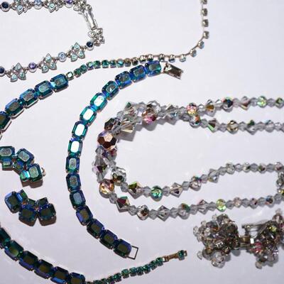 GROUPING OF 1950'S RHINESTONE JEWELRY TO INCLUDE PARURE SET