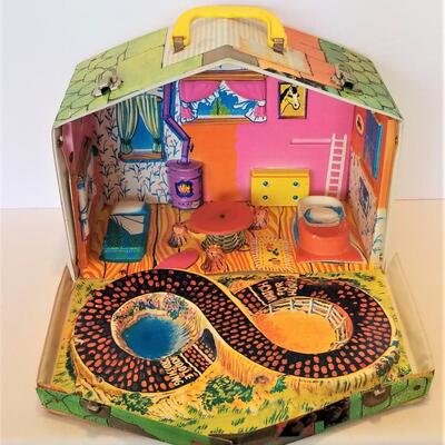 Lot #41  Vintage LIDDLE KIDDLE KLUB house with 5 dolls