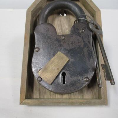 Metal Lock With Keys Wall Decor