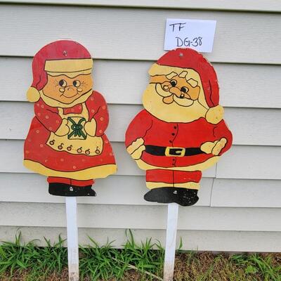 SANTA AND MRS CLAUS LAWN ART