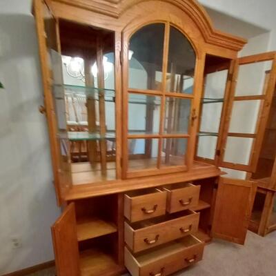 LOT 5   LIGHTED AMERICA SHIN LEE CHINA CABINET
