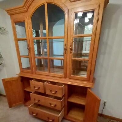 LOT 5   LIGHTED AMERICA SHIN LEE CHINA CABINET