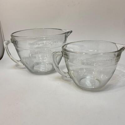Pair of Clear Glass Measuring Cups Pitchers The Pampered Chef 1qt 2qt