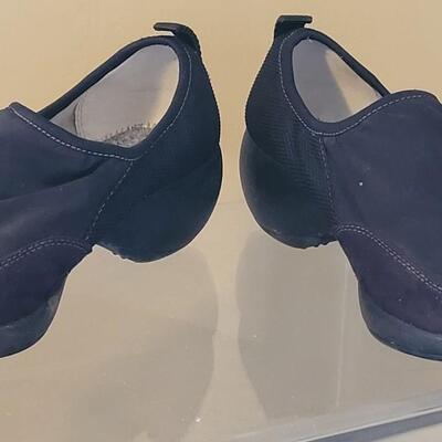 Lot 10: Ladies Ann Klein Black Shoes