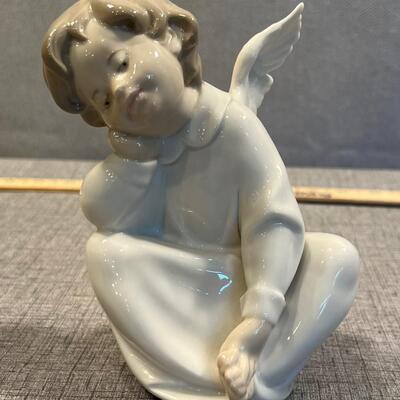 LLADRO #4961 Angle Face on hand 