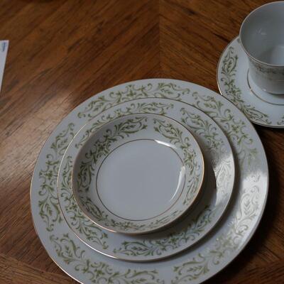 SERVICE FOR EIGHT OF CHINA. WHITE WITH GREEN FLORAL PATTERN W/SERVING PIECES