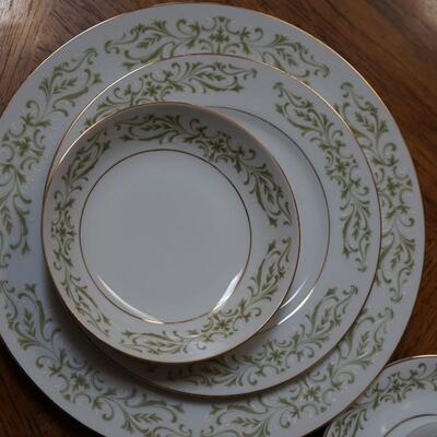 SERVICE FOR EIGHT OF CHINA. WHITE WITH GREEN FLORAL PATTERN W/SERVING PIECES