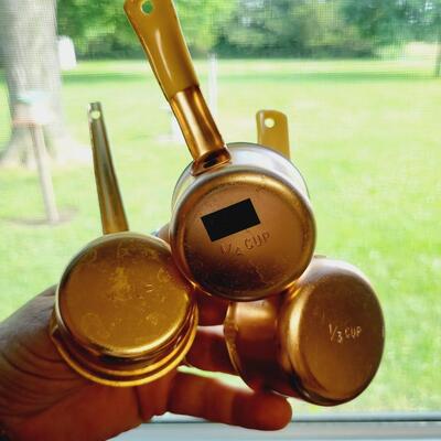 COPPER COLORED MEASURING CUPS