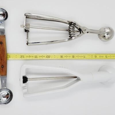 LOT OF KITCHEN SCOOPERS