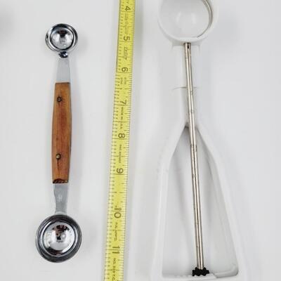 LOT OF KITCHEN SCOOPERS