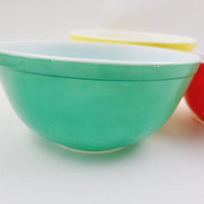 VINTAGE PYREX PRIMARY NESTING BOWL SET OF 3