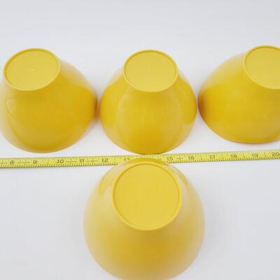VINTAGE PLASTIC ECLECTIC BOWL SET