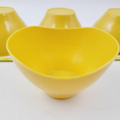 VINTAGE PLASTIC ECLECTIC BOWL SET