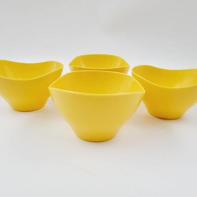 VINTAGE PLASTIC ECLECTIC BOWL SET