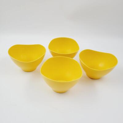 VINTAGE PLASTIC ECLECTIC BOWL SET