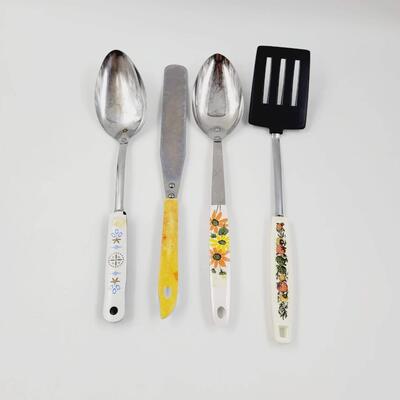 VINTAGE ARRAY OF COOKING UNTENSILS
