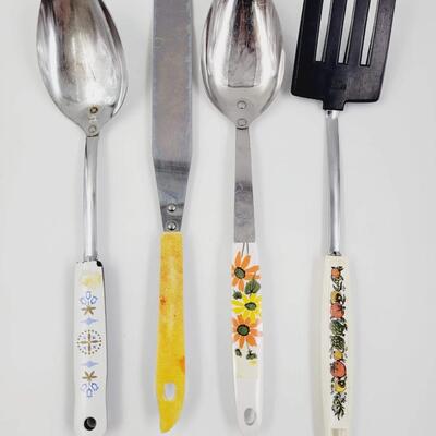 VINTAGE ARRAY OF COOKING UNTENSILS