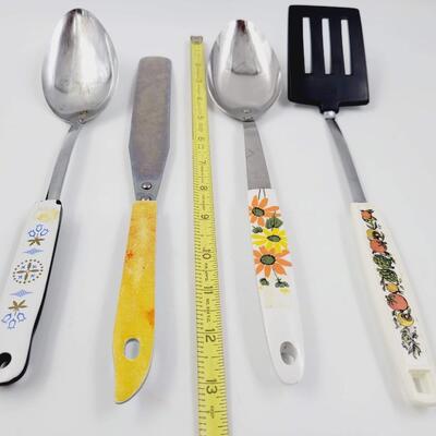 VINTAGE ARRAY OF COOKING UNTENSILS