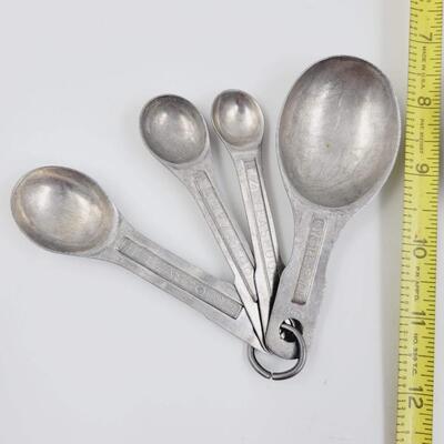 VINTAGE METAL MEASURING SPOON SETS