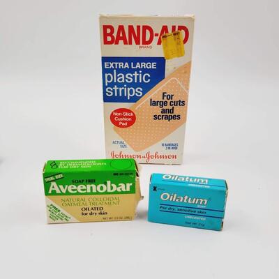 VINTAGE BATHROOM ITEMS