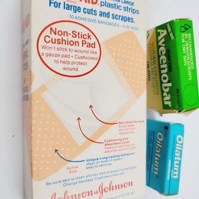 VINTAGE BATHROOM ITEMS