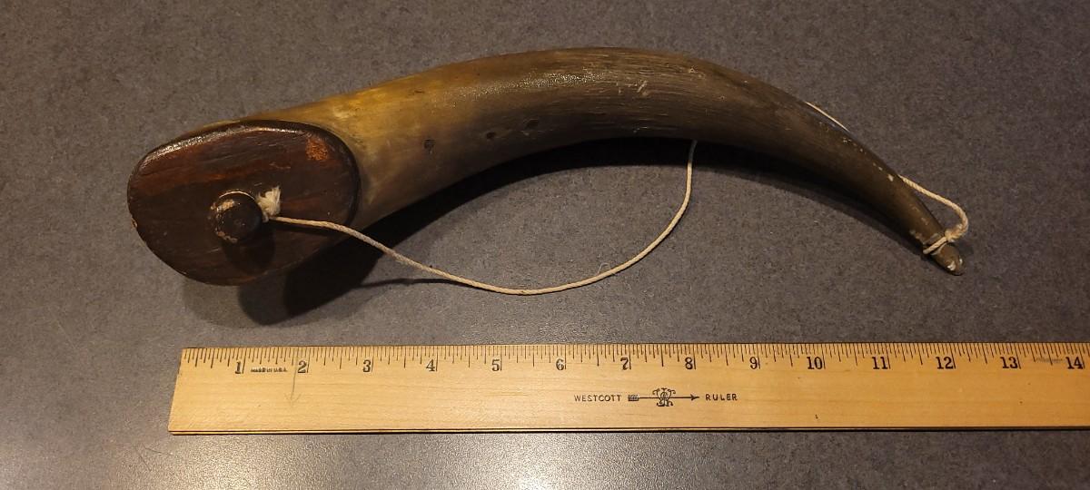 Lot 103 Antique Rifle Gun PowderHorn