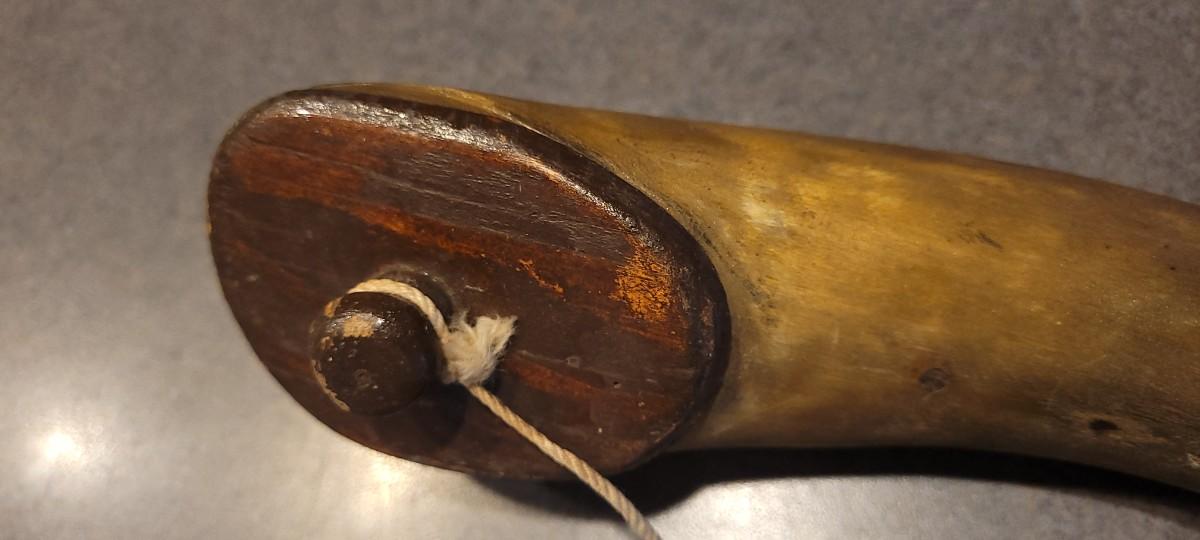 Lot 103 Antique Rifle Gun PowderHorn