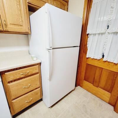 AMANA UPRIGHT REFRIGERATOR & FREEZER W/ ADJUSTABLE SHELVES