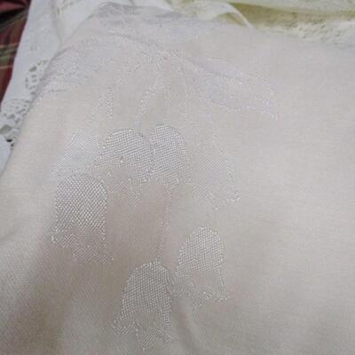 Collection Of Linen Table Cloths & Placemats