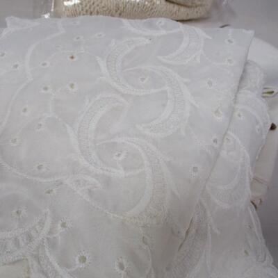 Collection Of Linen Table Cloths & Placemats