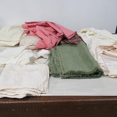 Collection Of Linen Table Cloths & Placemats