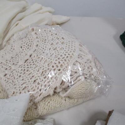 Collection Of Linen Table Cloths & Placemats