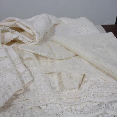 Collection Of Linen Table Cloths & Placemats