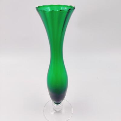 VINTAGE EMERALD GREEN GLASS BUD VASE